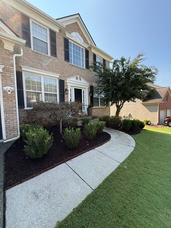 Building Photo - LOCATION!  Close to the outlet Malls and D...