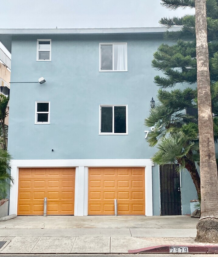 Foto principal - 7979 Norton Ave