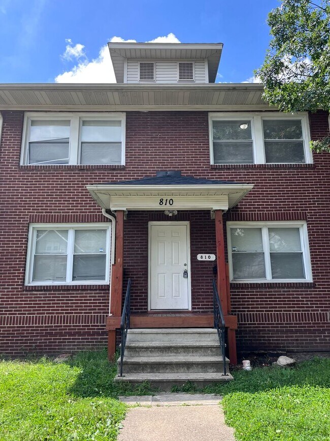 Building Photo - 810 Thayer St