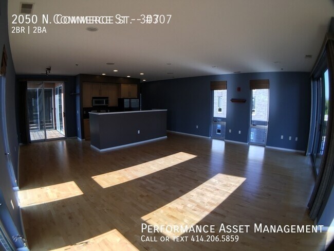 Foto del edificio - Stunning 2BED+DEN/2BATH Lower Eastside Condo