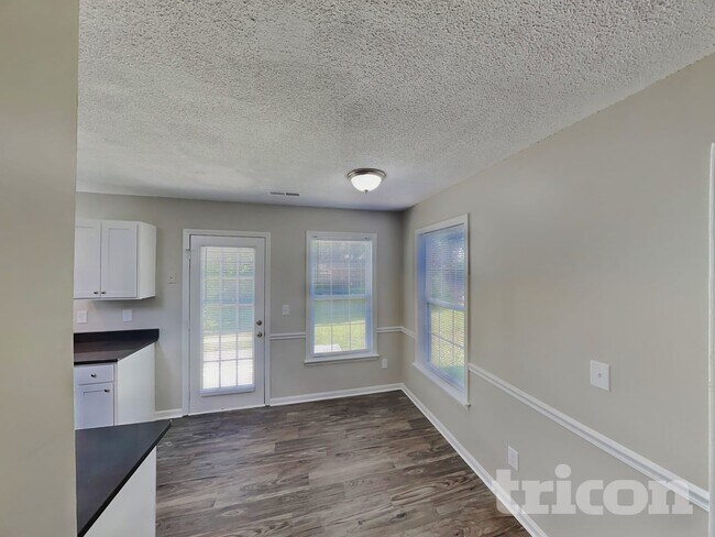 Foto del edificio - 1705 Glenn Meade Dr