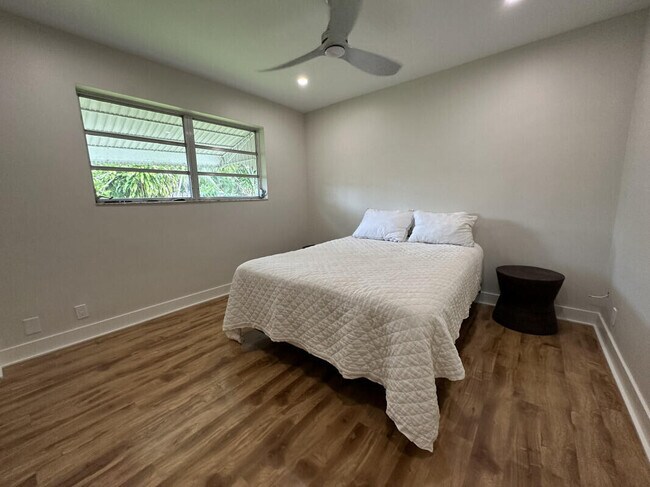 Building Photo - 952 SW 13th Dr