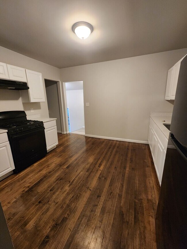 Building Photo - Large 2 Bedroom Home Section 8 accepted!