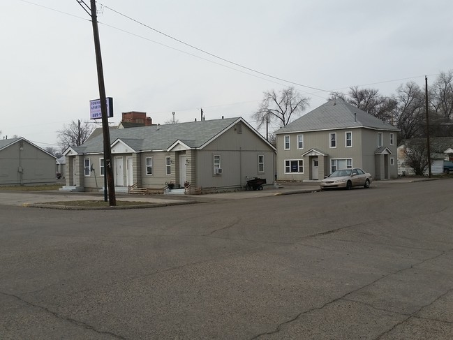 Building Photo - Townhouse Apts with upside