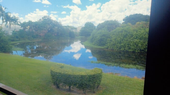 Foto del edificio - 6301 N University Dr