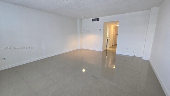 Building Photo - 999 Brickell Bay Dr