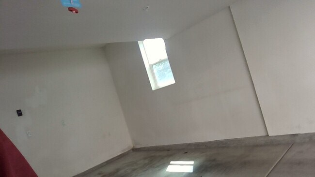 Building Photo - 1528 W Artesia Sq