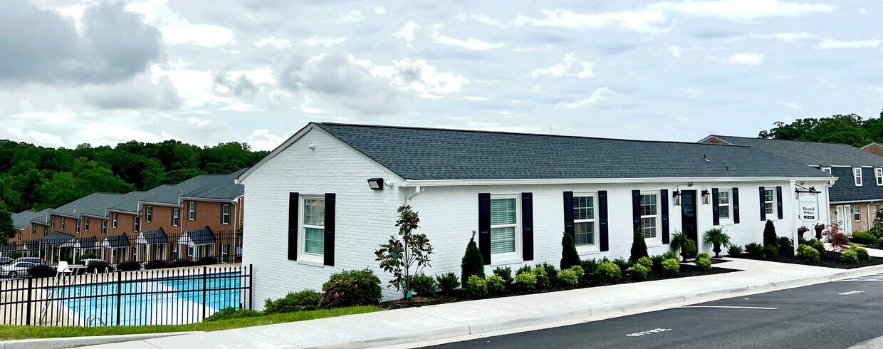 Nueva oficina de arrendamiento - Meadowbrook Apartments