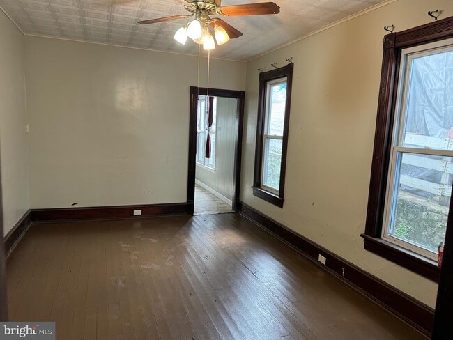 Building Photo - 1327 W Norwegian St