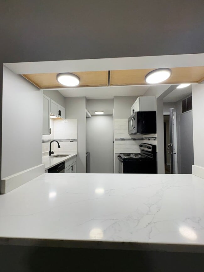 Building Photo - 1240 W 73rd St