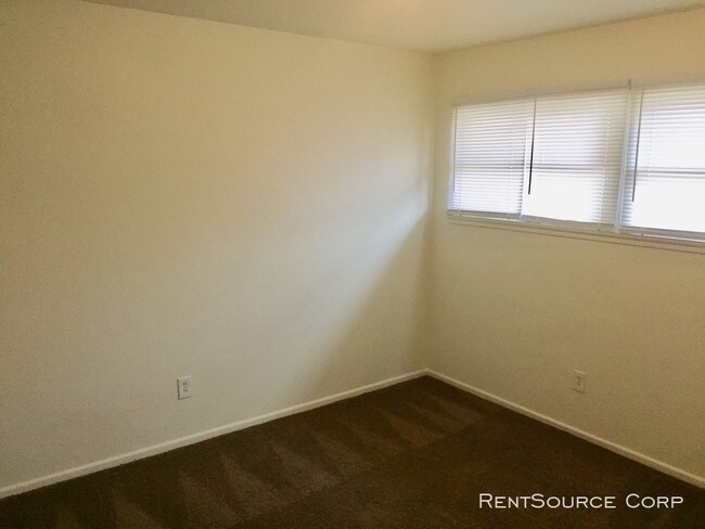 Building Photo - 2 Bedroom / 1 Bathroom for Rent in Lancaster