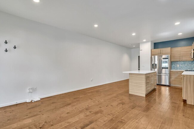 Building Photo - Modern Townhouse with Rooftop Deck & Bay V...
