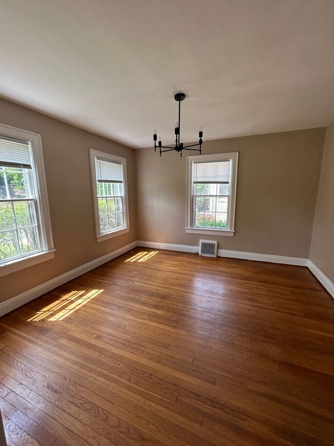 Building Photo - Charming 1920s Home in Five Points – Available April 4th