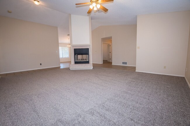 Building Photo - Open Floor Plan Home with 3 Bedroom, 2 Bat...