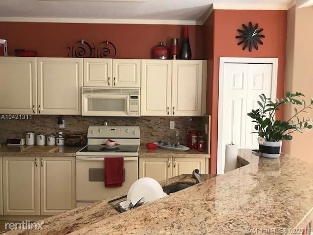 Foto del edificio - 4858 NW 108th Ct