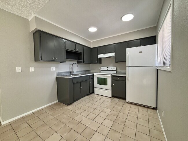 Foto del edificio - Updated Upstairs 2 Bed | 1 Bath Apartment Near the Las Vegas Strip