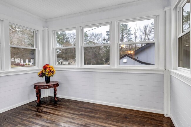 Building Photo - 1747 Parkhill Dr