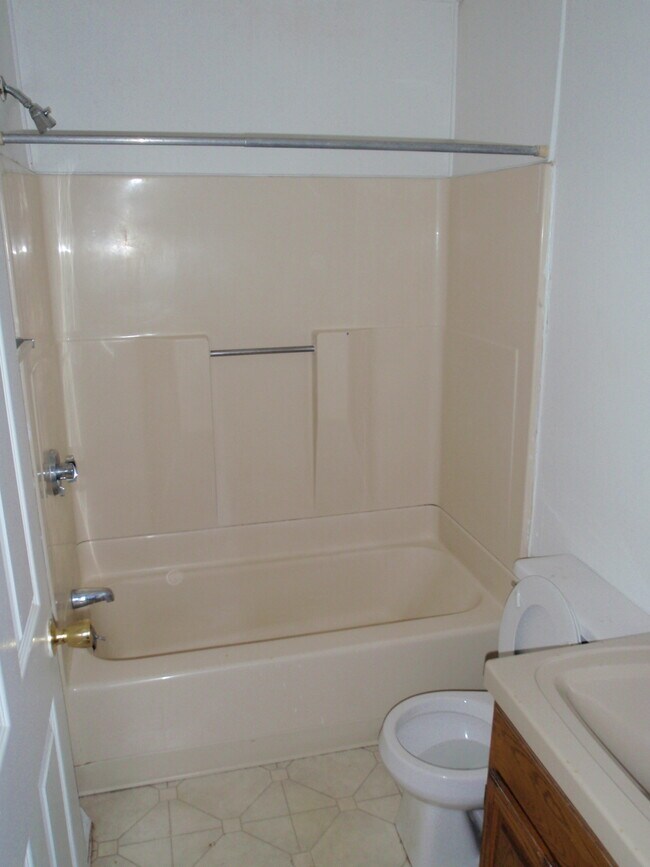 Full bath - 98 Snow St