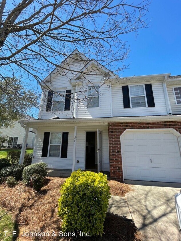 Primary Photo - 3 br, 2.5 bath House - 585 Oxford St
