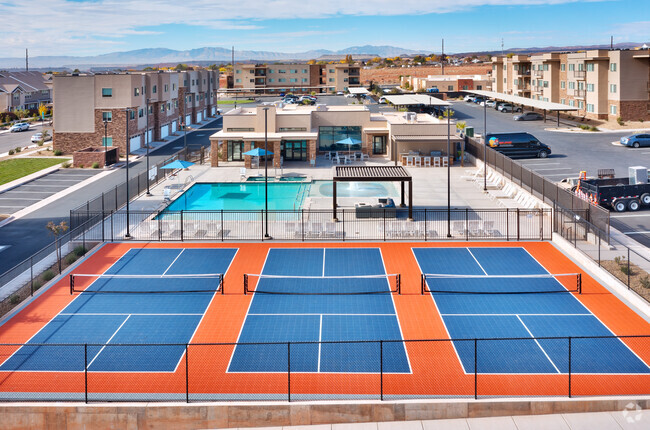 PICKLEBALL & WATER LOUNGE AREAS - Coyote Creek