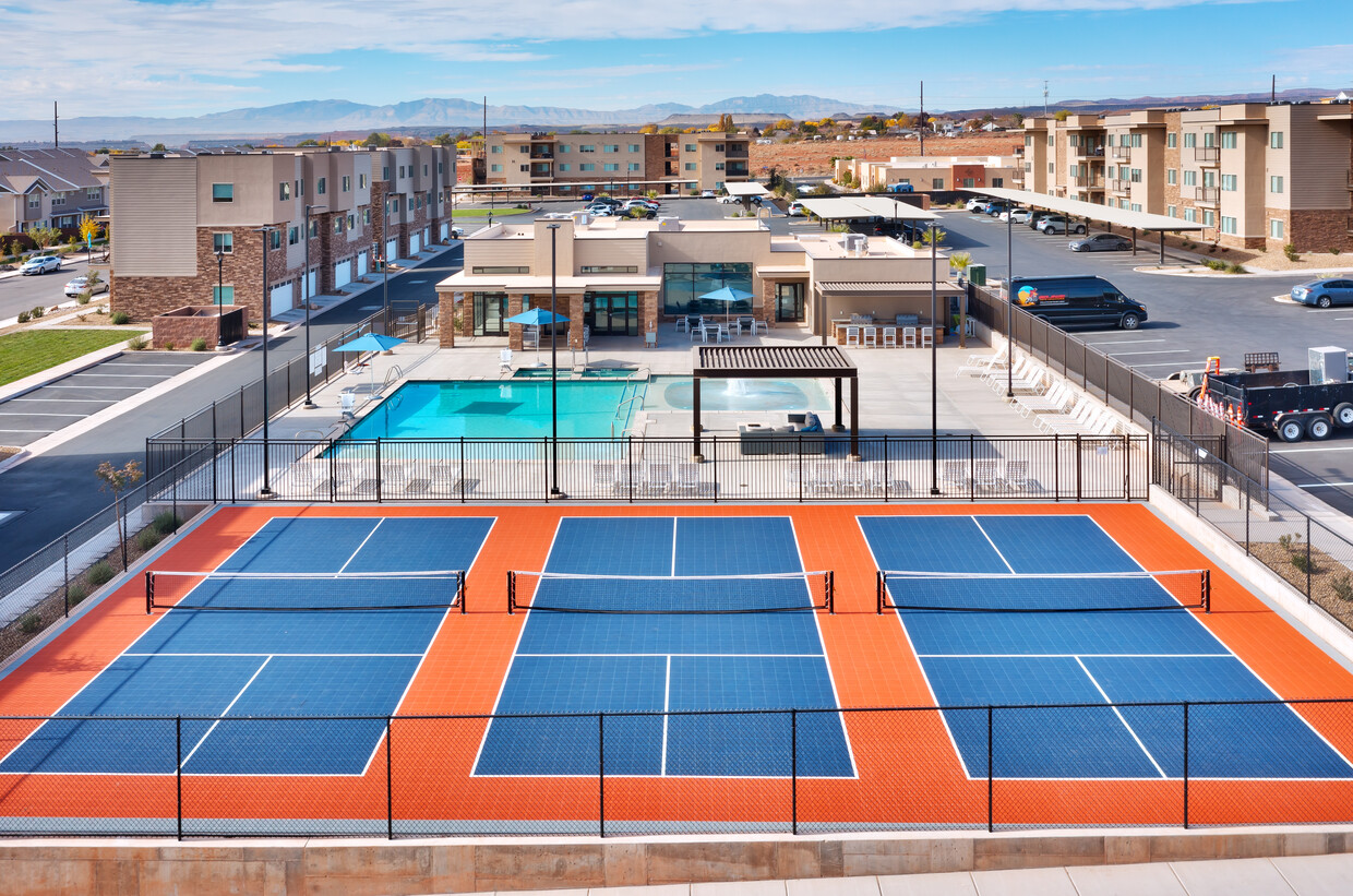 PICKLEBALL & SERVICIOS DE AGUA Y ÁREAS DE SALÓN - Coyote Creek