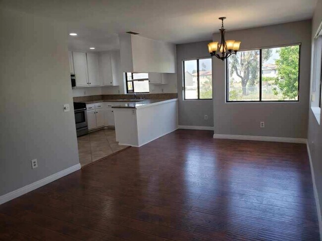 Foto del edificio - 8338 Woodley Pl