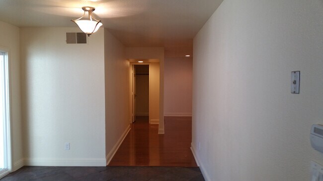 Building Photo - 316 N Riverside Dr