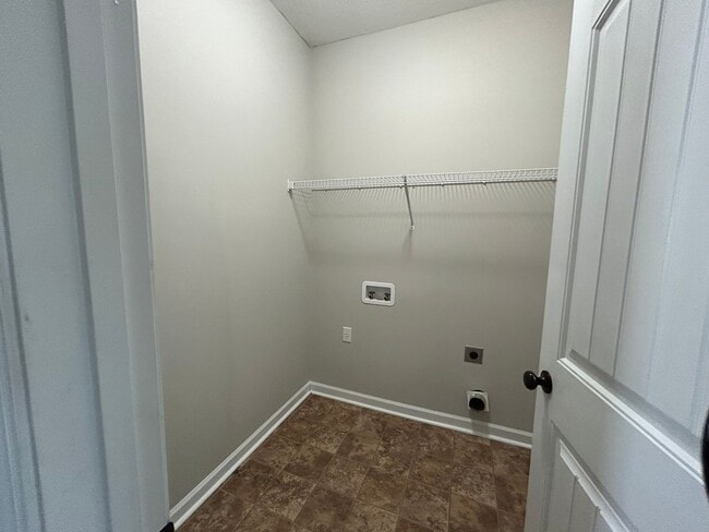 Building Photo - 651 Red Oak Ln