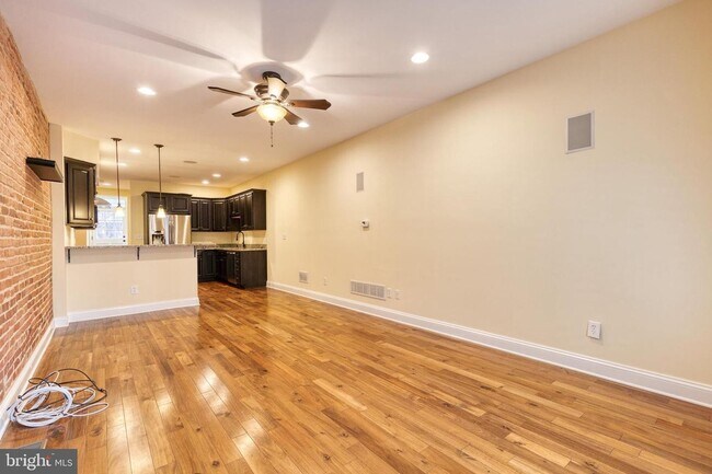 Building Photo - This 2bd 3.5bth rowhome is truly everythin...