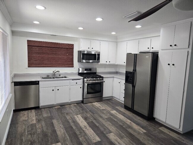 Foto del edificio - 13580 Soper Ave