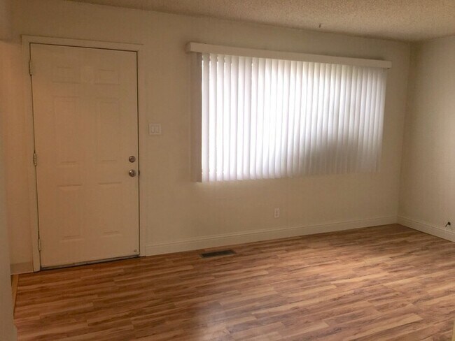 Foto del edificio - Reno Duplex - 1 Small Pet Friendly, Garage...