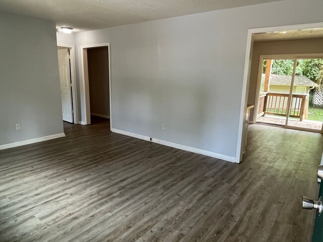 Building Photo - 2 Bedroom Lower Level Unit in Concord