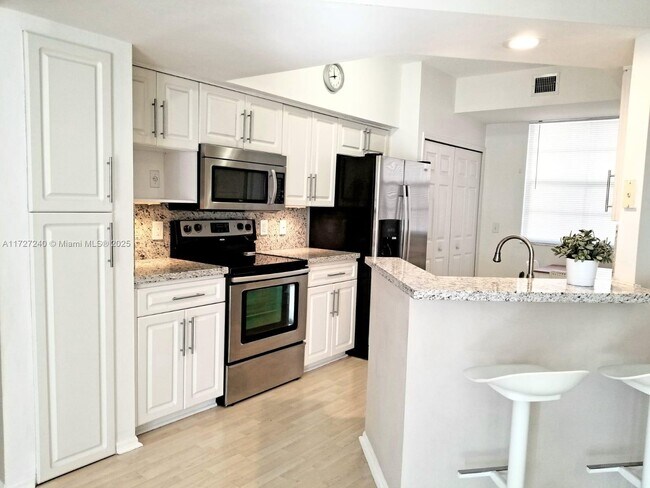 Foto del edificio - 3215 NE 184th St