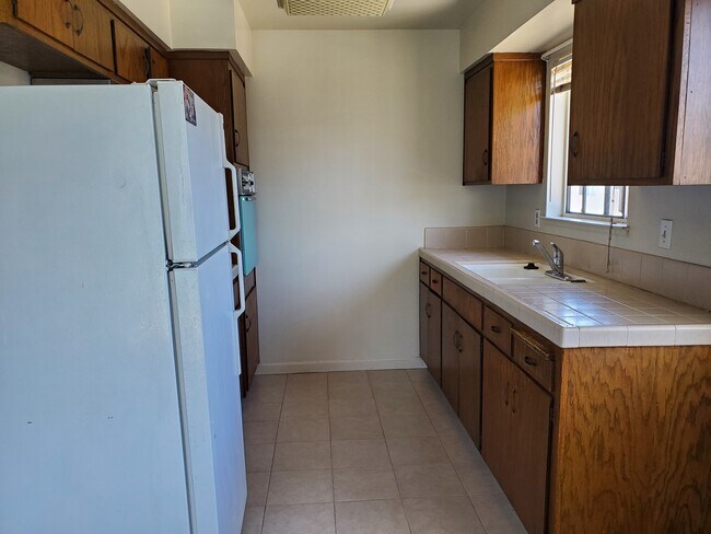 Building Photo - 885 Burbank Dr