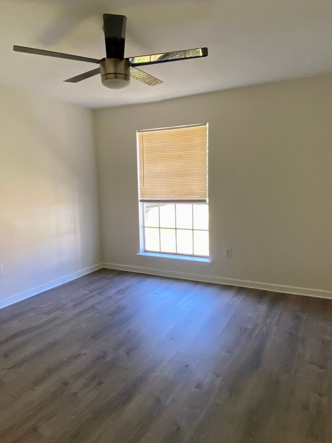 Building Photo - Nice 2 Bedroom Duplex Newly Renovated in S...