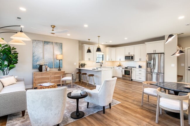 Building Photo - 2105 Aikman Dr