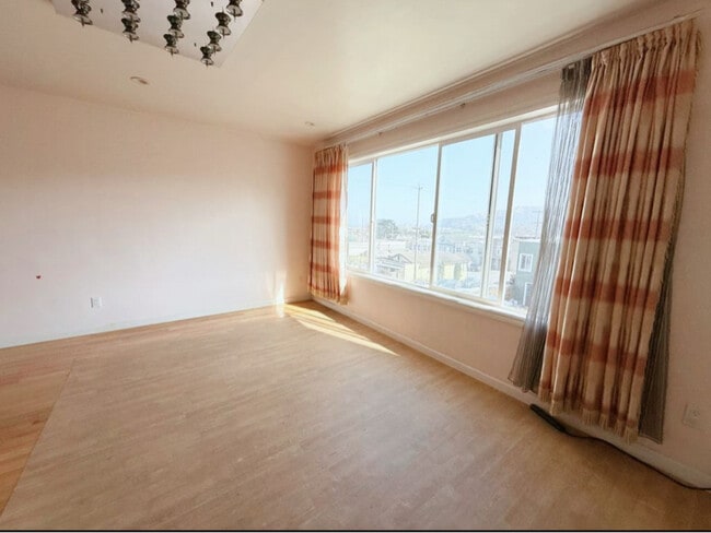 Building Photo - 307 Teddy Ave