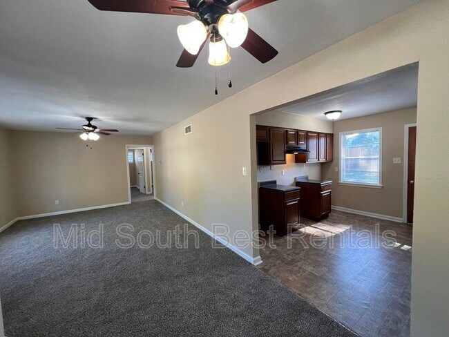 Foto del edificio - 3114 Dahlia Dr