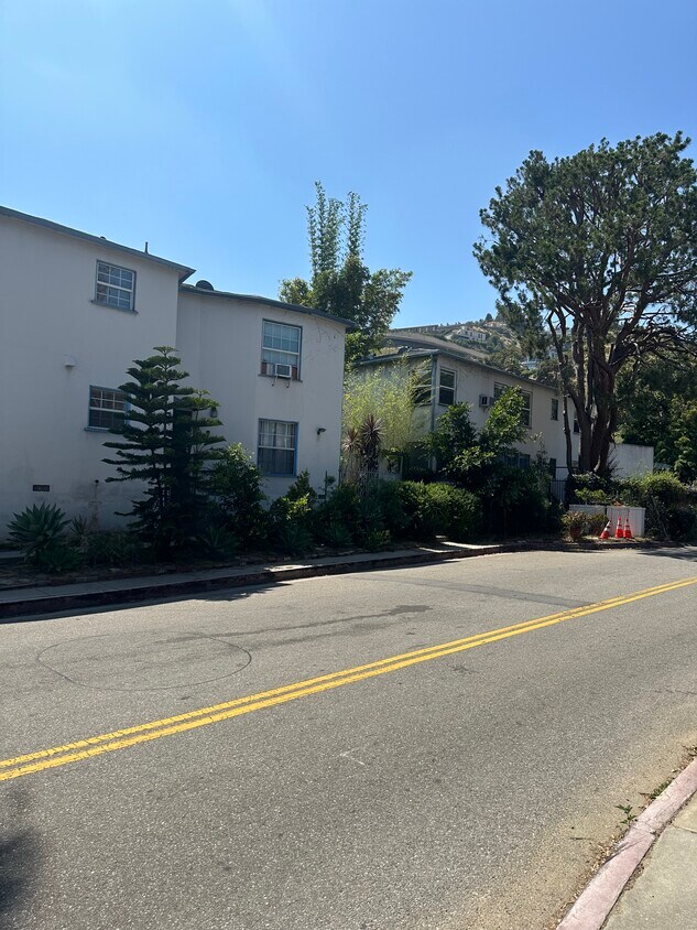 Foto del edificio - 1701 Nichols Canyon Rd