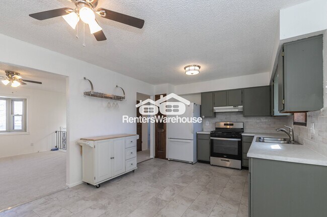 Building Photo - 203 Village Ln