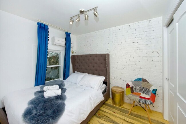 Foto del edificio - 2 & 3 Bedroom Units in the Dwight Street H...