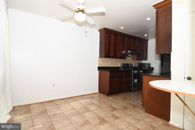 Foto del edificio - 8147 Inverness Ridge Rd