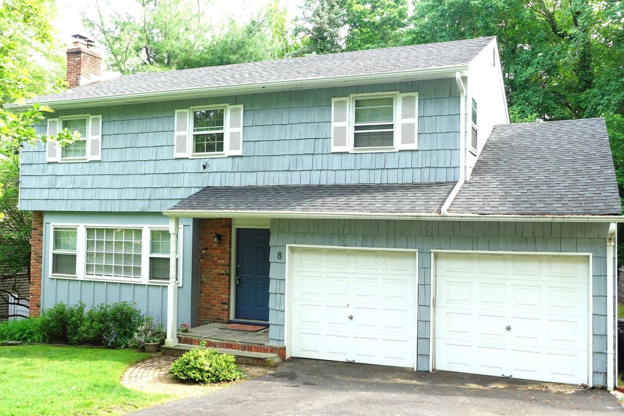 Primary Photo - 4 Bedroom Colonial