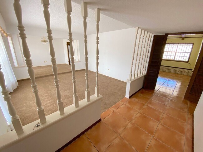 Building Photo - Mountain Park 5bed/3bath with Pool and Views!