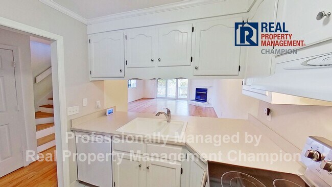 Building Photo - Spacious End Unit Townhome with Private De...