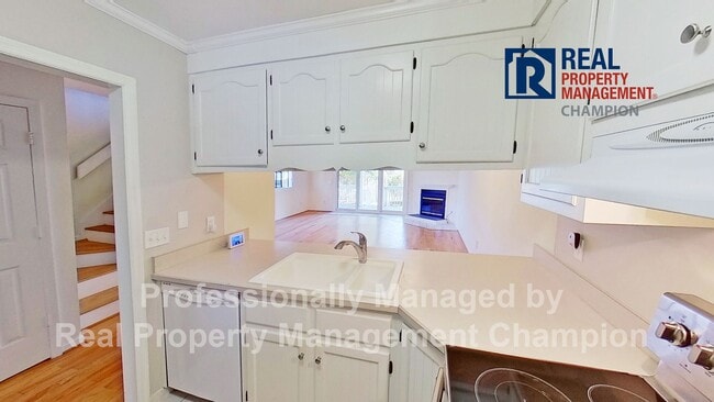 Foto del edificio - Spacious End Unit Townhome with Private Decks on Two Levels