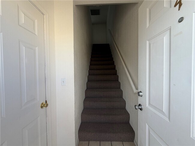 Building Photo - 331 Phyllis Dr