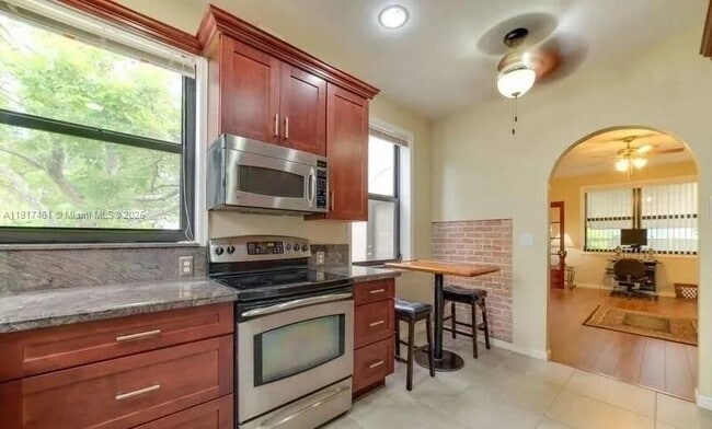Building Photo - 418 SW 18th Ct