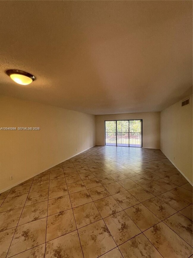 Foto del edificio - 379 Lakeview Dr