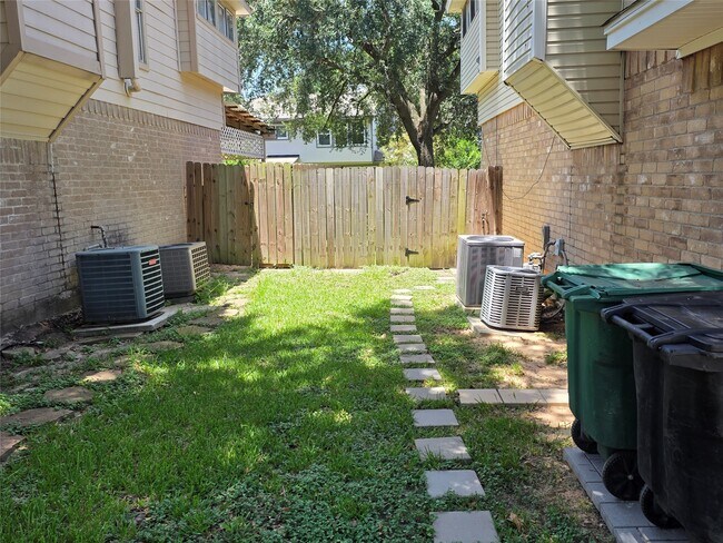 Foto del edificio - 12902 Skymeadow Dr
